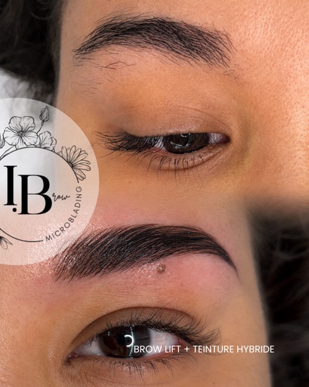 Avant / après brow lift avec teinture hybride sur un sourcil épais : ligne nettoyée et poil discipliné.